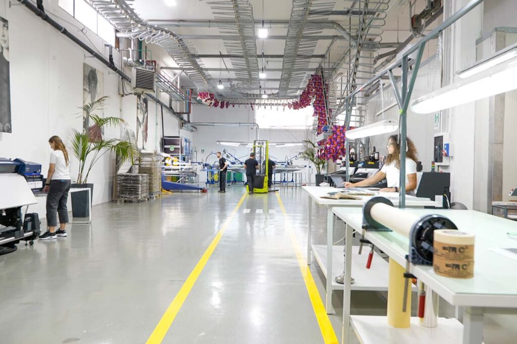 Reparto produttivo moderno per stampa e lavorazioni grafiche con operatori e macchinari