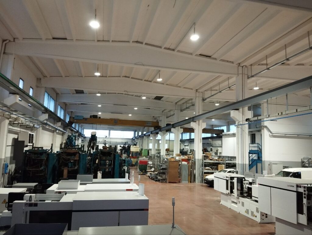 Interno di capannone industriale con macchinari e impianti di produzione