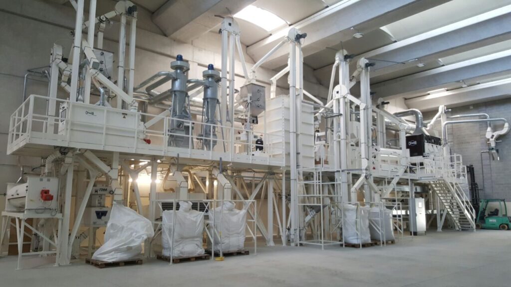 Impianto industriale automatizzato per la lavorazione e movimentazione di materie prime