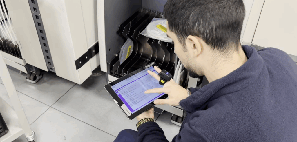 operaio di next che digitalizza la produzione con il MES Aglie Factory mentre allestisce una linea SMD